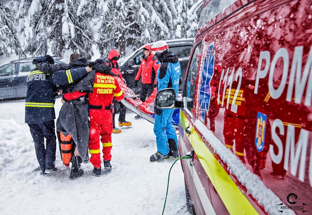 O ambulanță cu trei paramedici, pregătită să intervină în zona Domeniului schiabil Șureanu