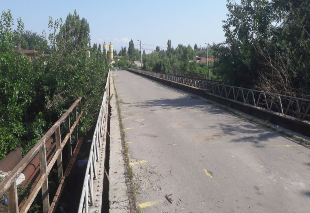Pod din Ploiești, închis circulației pentru că stă să pice