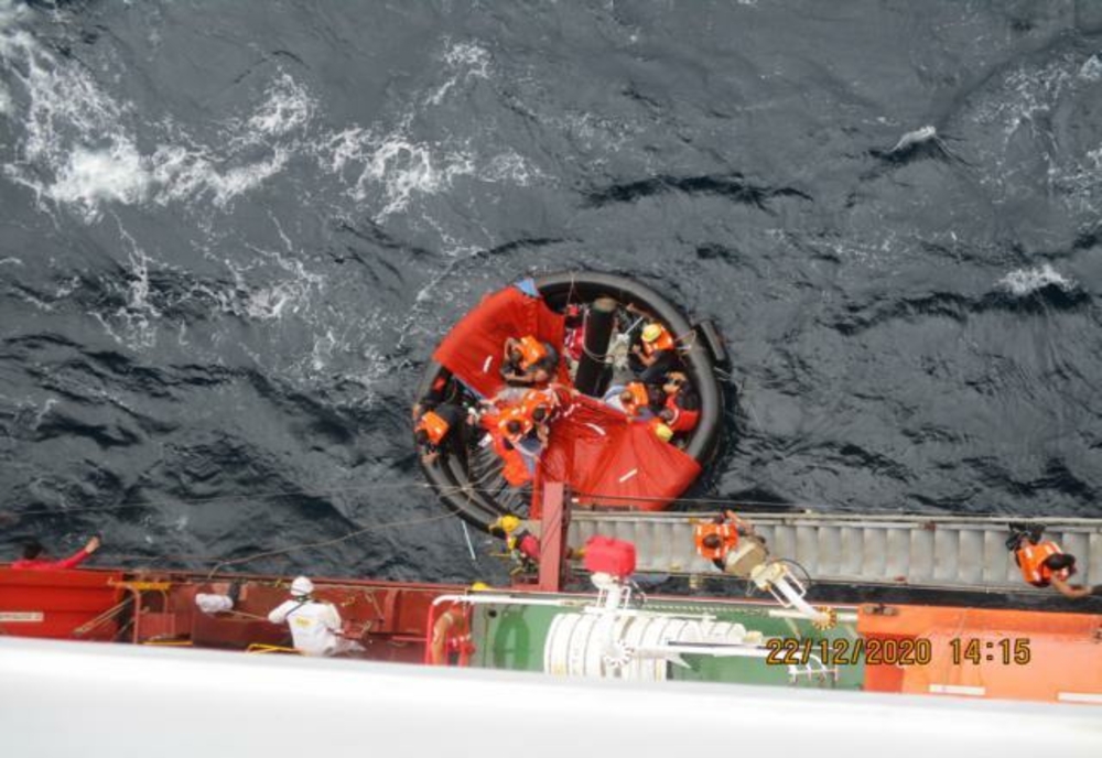 FOTO| O navă comandată de un român a salvat zece naufragiaţi
