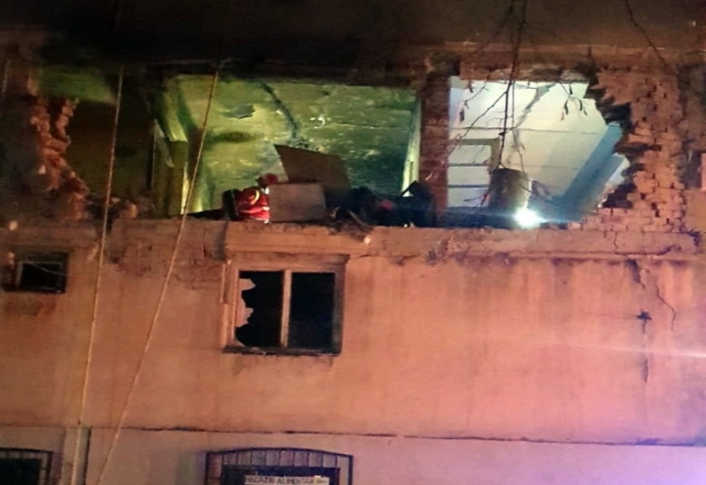 Explozie urmată de un incendiu într-un apartament din Găești. O persoană a fost rănită iar 38 de locatari au fost evacuați