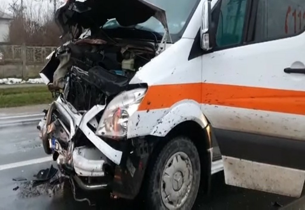 Ambulanță implicată într-un accident pe DN 71, la Dâmbovița