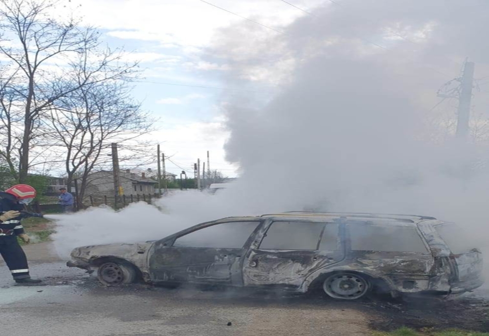 Mașină cuprinsă de flăcări în fața primăriei din Piatra Șoimului