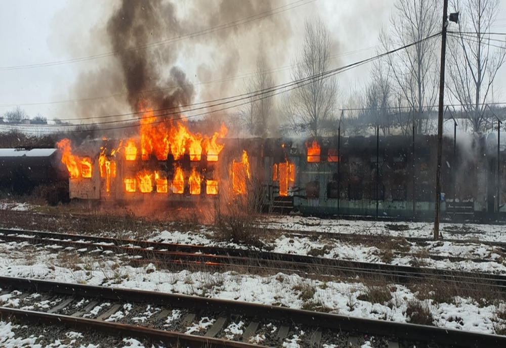 Incendiu în gara din Oravița: vagon în flăcări