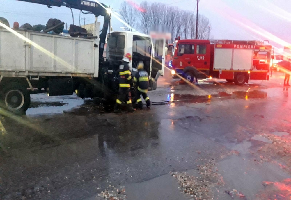Un autocamion încărcat cu fier vechi a luat foc, la Găești