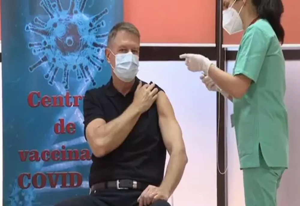 VIDEO-Președintele Iohannis s-a vaccinat public împotriva Covid. A început etapa a doua de vaccinare!
