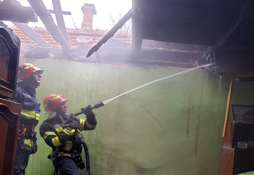 FOTO: Incendiu la o casa de locuit din județul Satu Mare, din cauza unui burlan de fum neprotejat