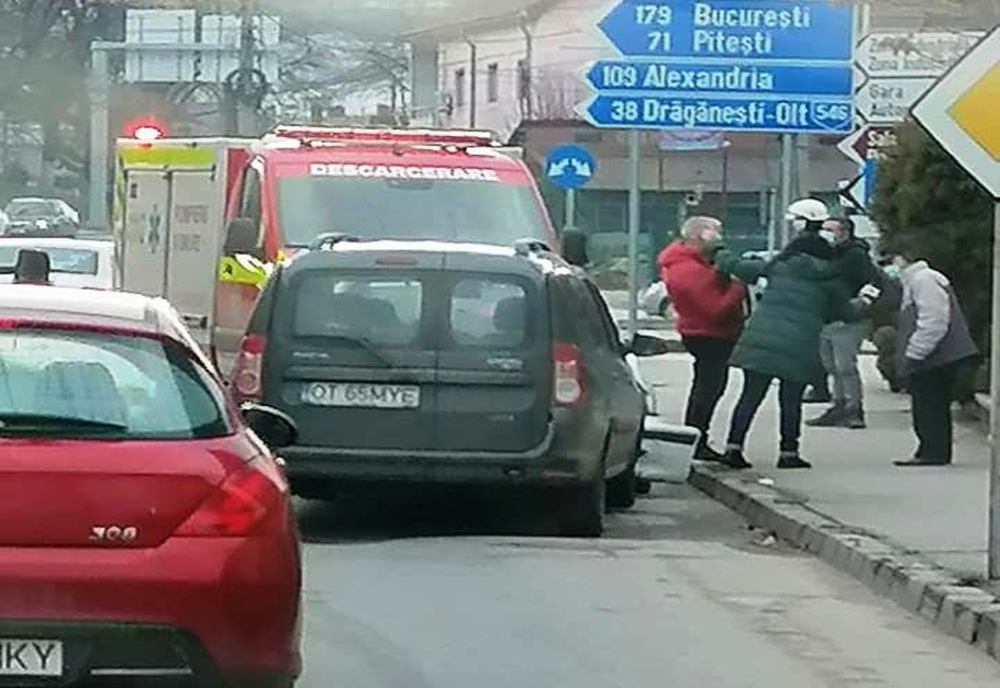 Un şofer a provocat două accidente rutiere, în decurs de câteva minute, în Slatina. O persoană rănită
