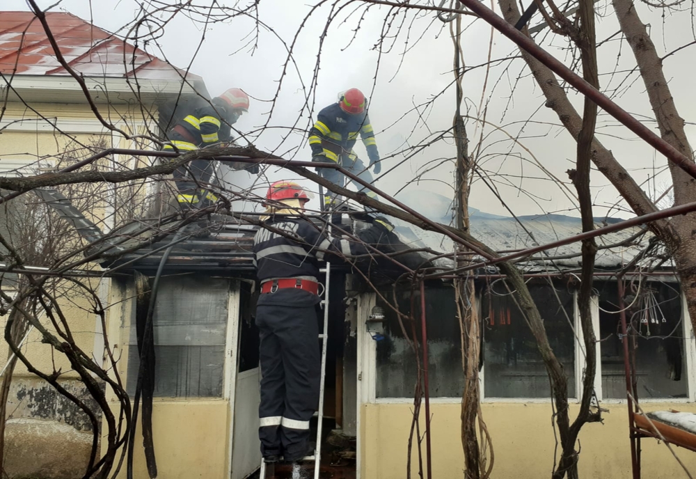 VIDEO. Incendiu de proporţii, într-o localitate din Olt. Un bărbat, la spital