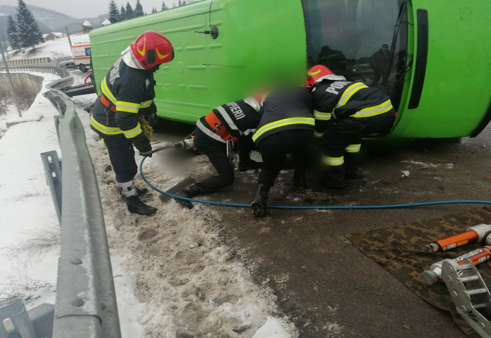 Microbuz cu șapte pasageri, răsturnat în Pasul Mestecăniș! Două persoane și-au pierdut viața (FOTO)