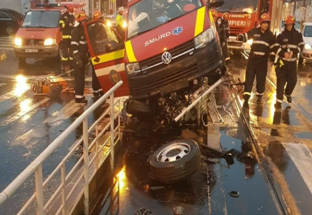 Ambulanță SMURD implicată într-un accident pe Șoseaua Chitilei. Trei persoane rănite, mai multe tramvaie blocate