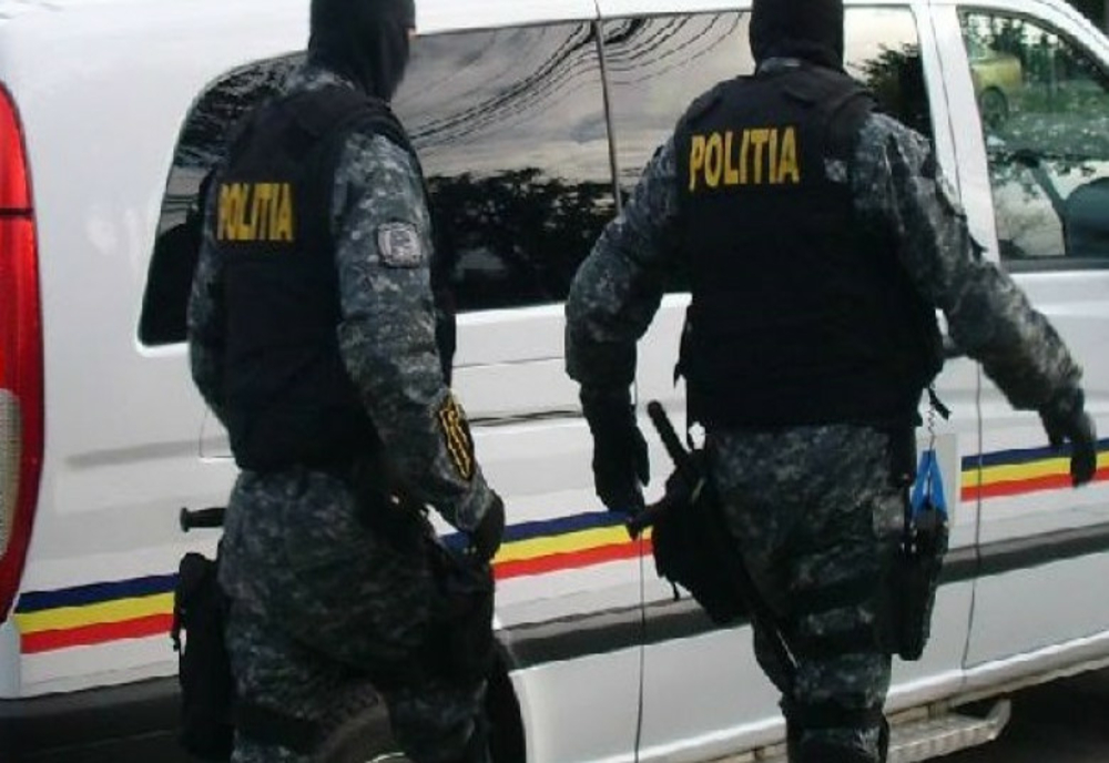 Două persoane, suspecte de furturi, reţinute de poliţiştii din Craiova, în urma unor percheziţii