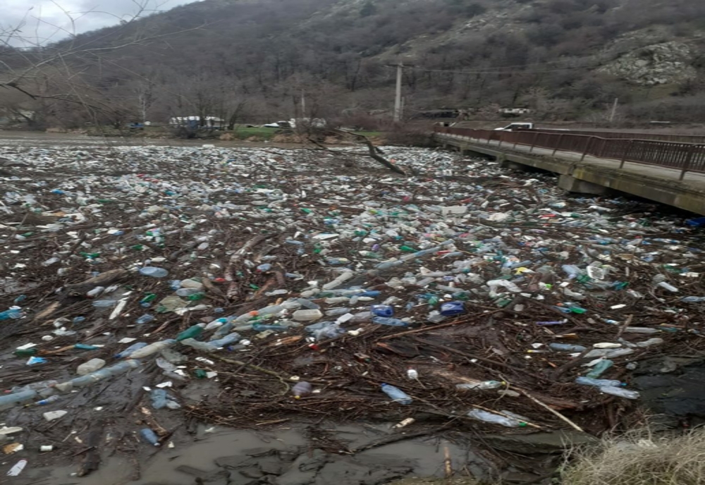 Râul Cerna va fi curățat de deșeurile acumulate