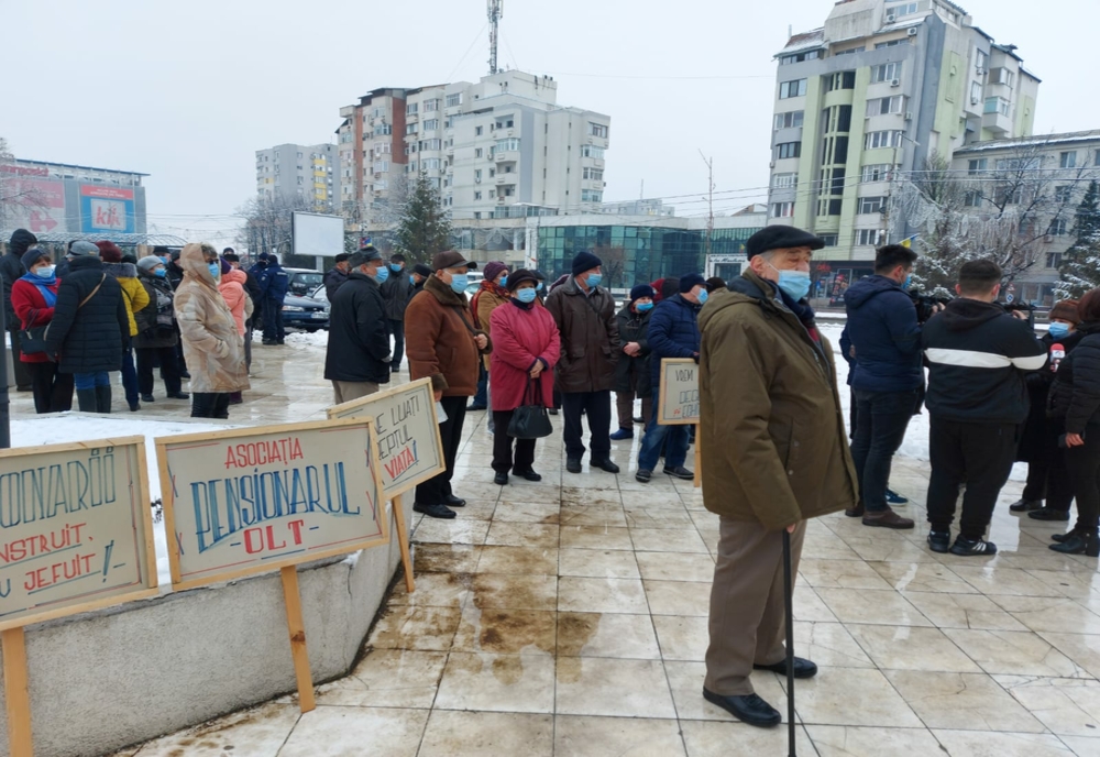 Pensionarii din Olt au ieşit în stradă. Protest în faţa Prefecturii