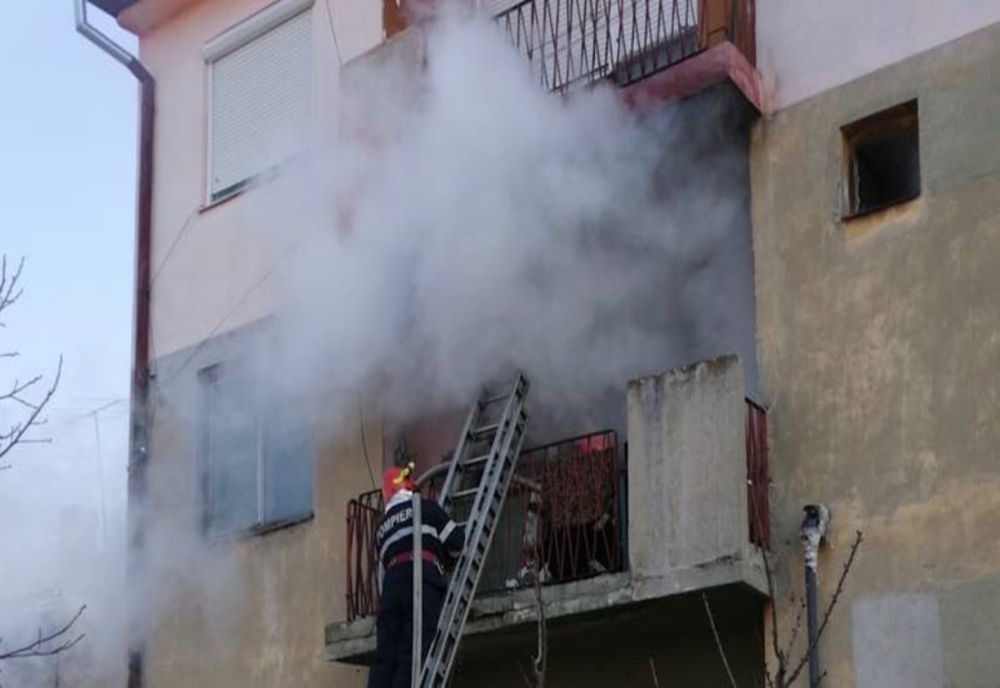 Incendiu violent într-un bloc din Moreni