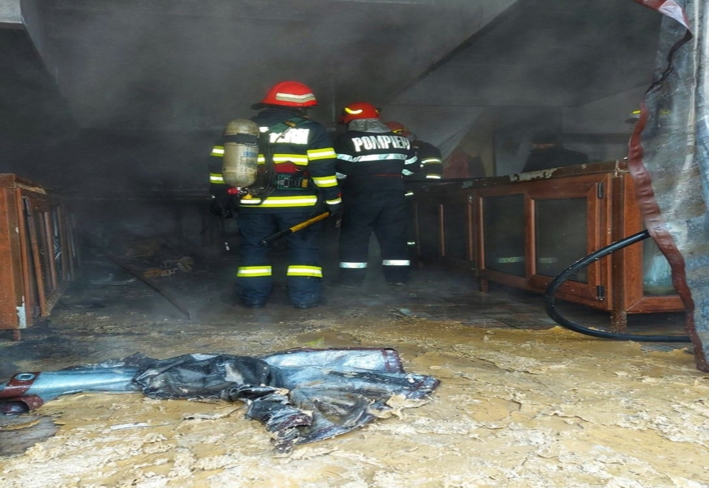 Incendiu la Catedrala „Adormirea Maicii Domnului”, din Giurgiu, din cauza lumânărilor lăsate nesupravegheate