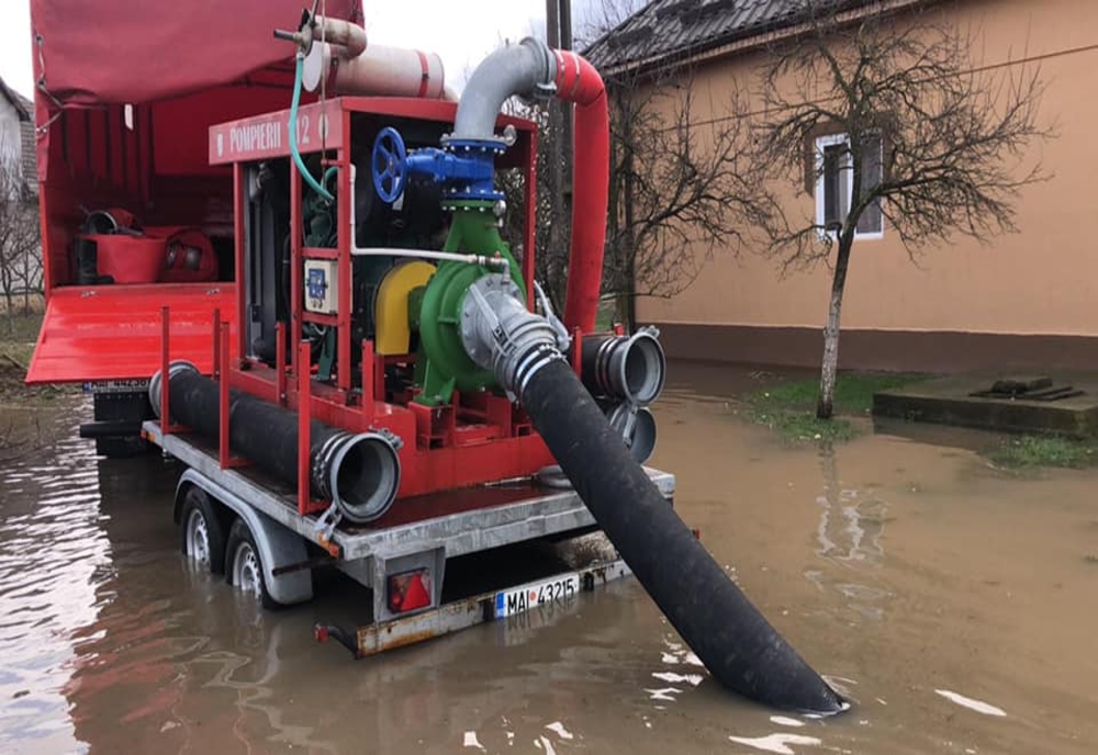 FOTO: Gospodărie din Satu Mare, inundată! Pompierii au luptat cu apele 7 ore