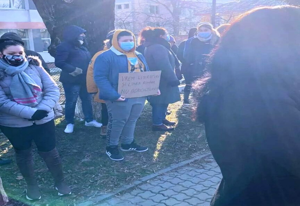 Profesori, elevi şi părinţi, protest în faţa unui liceu din Dolj. S-au strâns aproximativ 150 de persoane