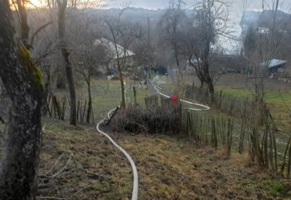 Bătrân din Dâmbovița, găsit carbonizat într-o casă mistuită de flăcări