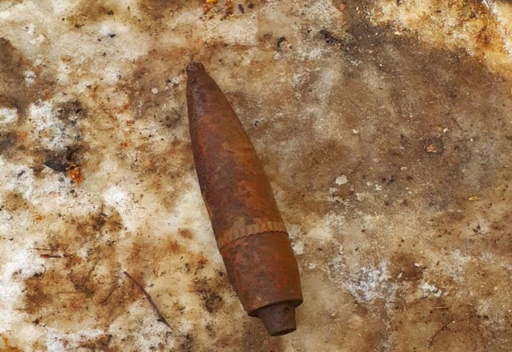 Proiectil vechi, găsit pe un câmp de lângă Rusu Bârgăului