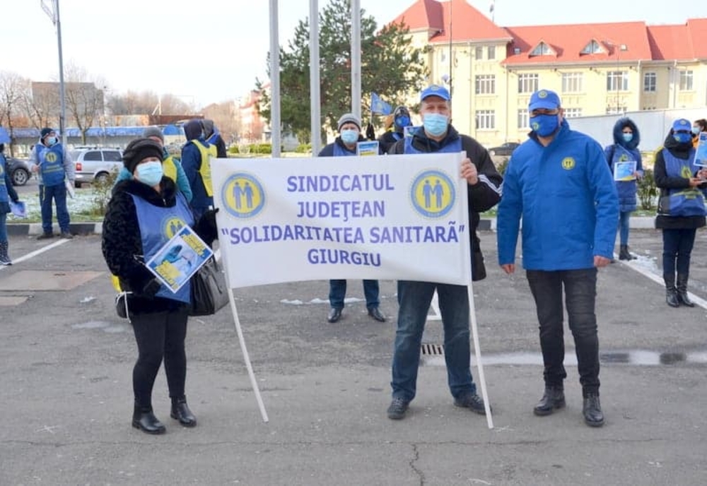 Sindicaliștii din Federaţia ”Solidaritatea Sanitară” au pichetat Prefectura Giurgiu