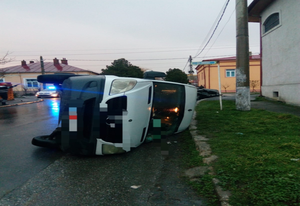 FOTO: Microbuz răsturnat, la Turnu Măgurele