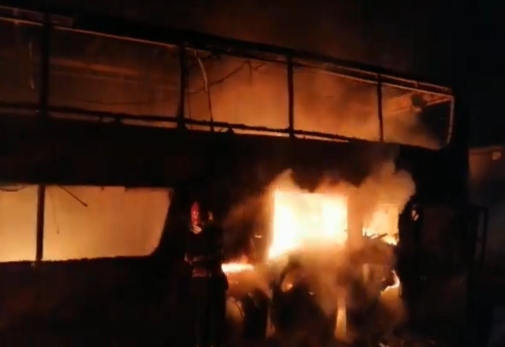 VIDEO/ Autocar în flăcări pe A1! Zeci de români care se întorceau din Franța se aflau la bord