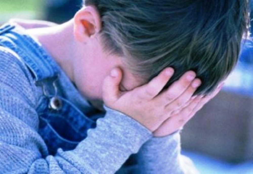 Copilul de 11 ani din Dâmbovița, filmat și abuzat de trei adolescenți, preluat de un asistent maternal