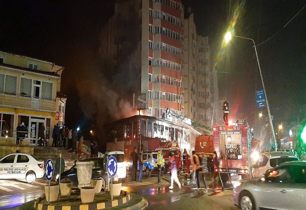 Incendiul puternic la un magazin aflat la parterul unui bloc din Petroșani