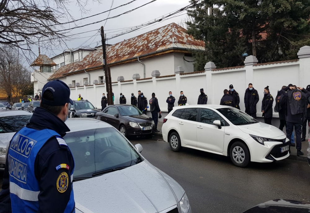 Protest la Penitenciarul Craiova. Zeci de angajaţi au ieşit în stradă