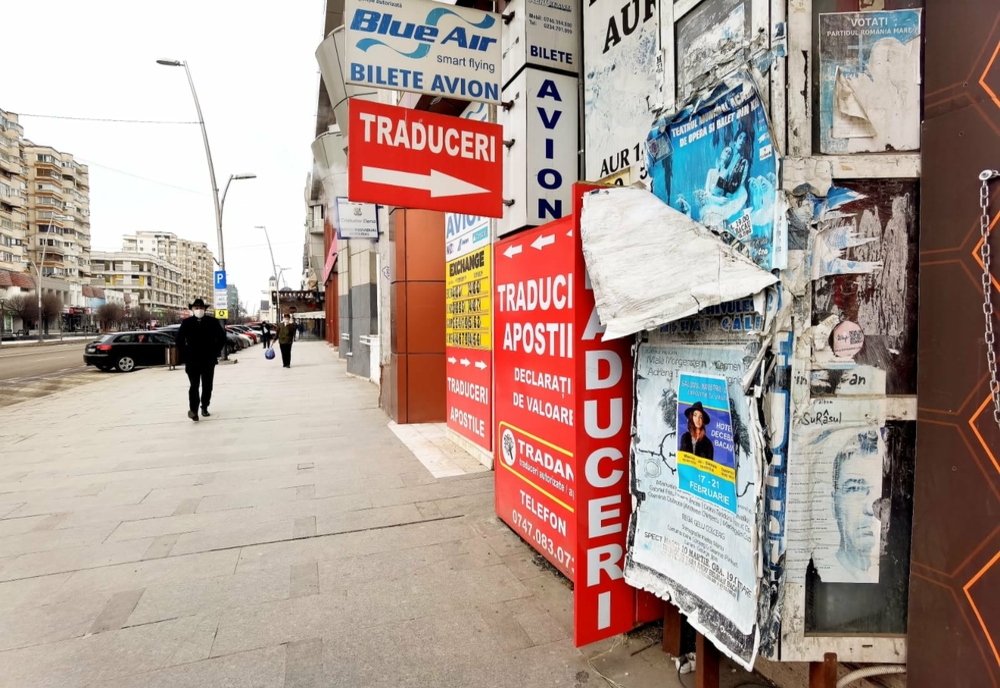 Afișe, lipite în 2014, rezistă pe clădirile din Bacău