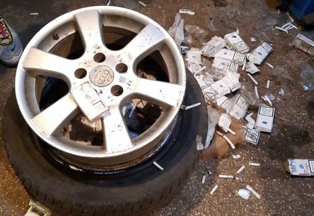 Ţigări de contrabandă ascunse în pneurile unui autoturism