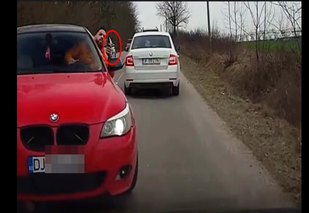 VIDEO | Maşină blocată în trafic. Un şofer a scos pistolul