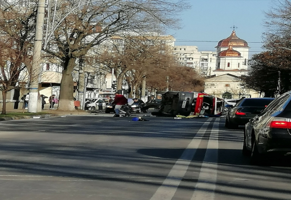 Ambulanță răsturnată pe strada Școlilor