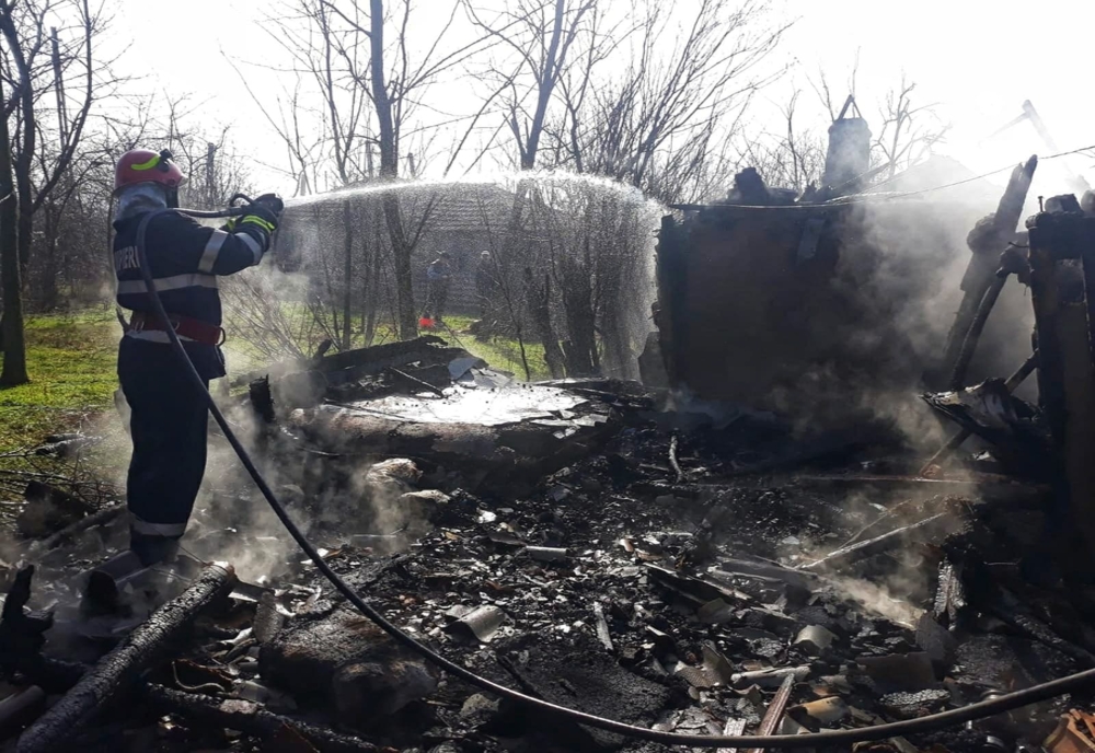 Incendiu violent în Toporu. Au intervenit pompierii din două județe