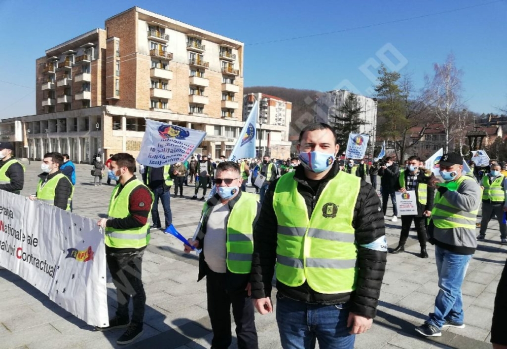 Noi proteste în Caraș-Severin. Sindicaliștii au pichetat Prefectura.