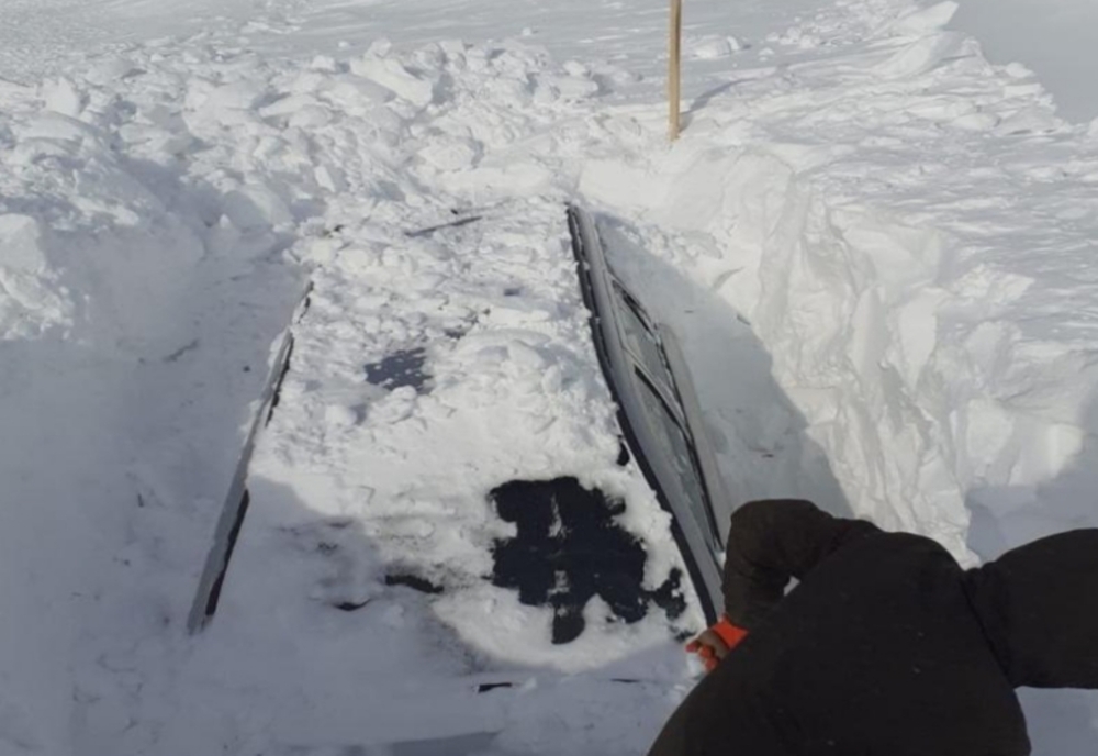 Mașini îngropate de zăpadă