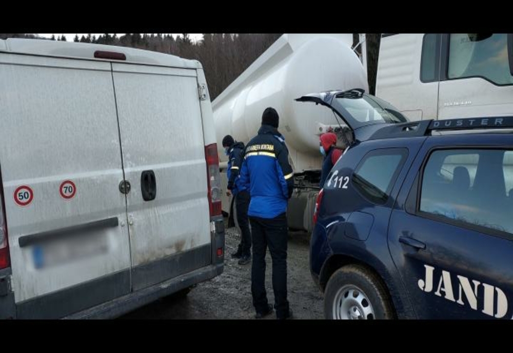 Trei bărbați prinși de jandarmi în timp ce furau motorină din tirurile parcate în apropierea barajului Măneciu