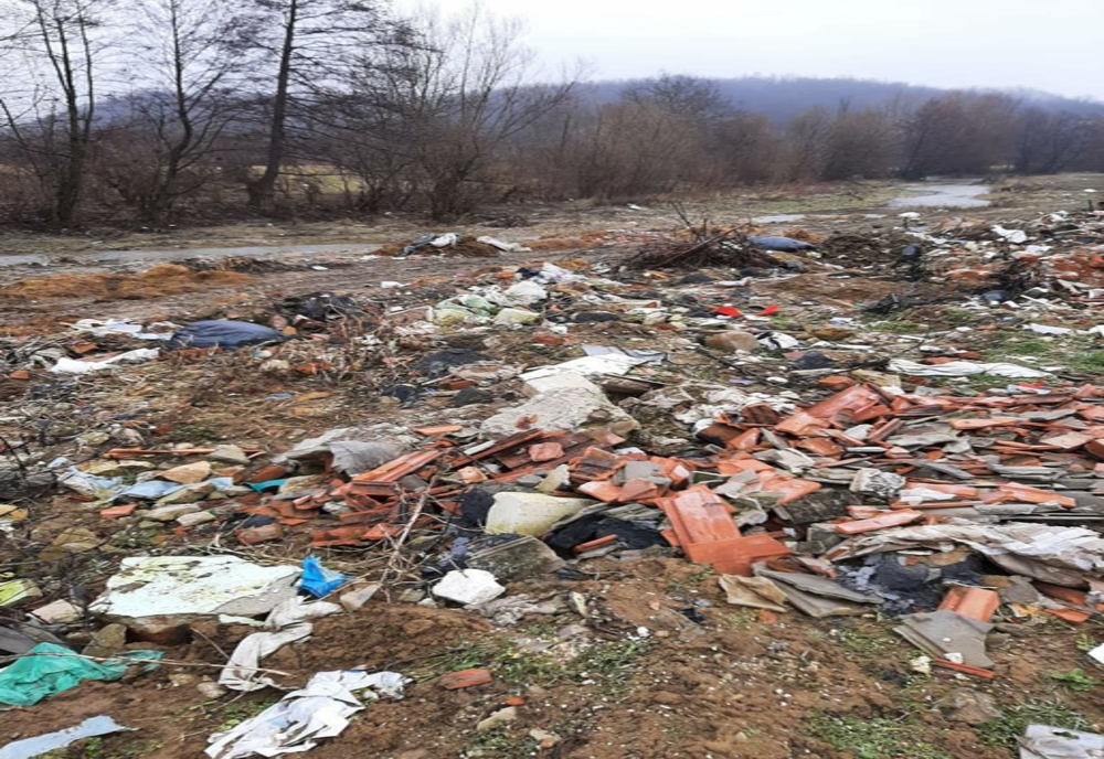 Primărie din Dâmbovița, amendată pentru depozitarea necontrolată a deșeurilor