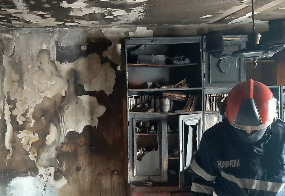 Incendiu violent într-un apartament din Târgoviște. O femeie a suferit atac de panică