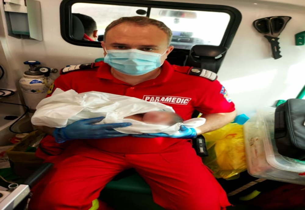 Trei paramedici de la ISU Giurgiu, salvatori pentru o femeie care a născut acasă