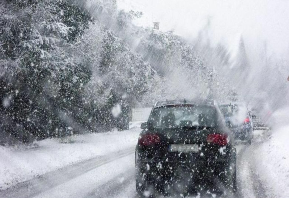 Ninge pe principalele artere rutiere din țară. Traficul este oprit temporar pe patru drumuri județene