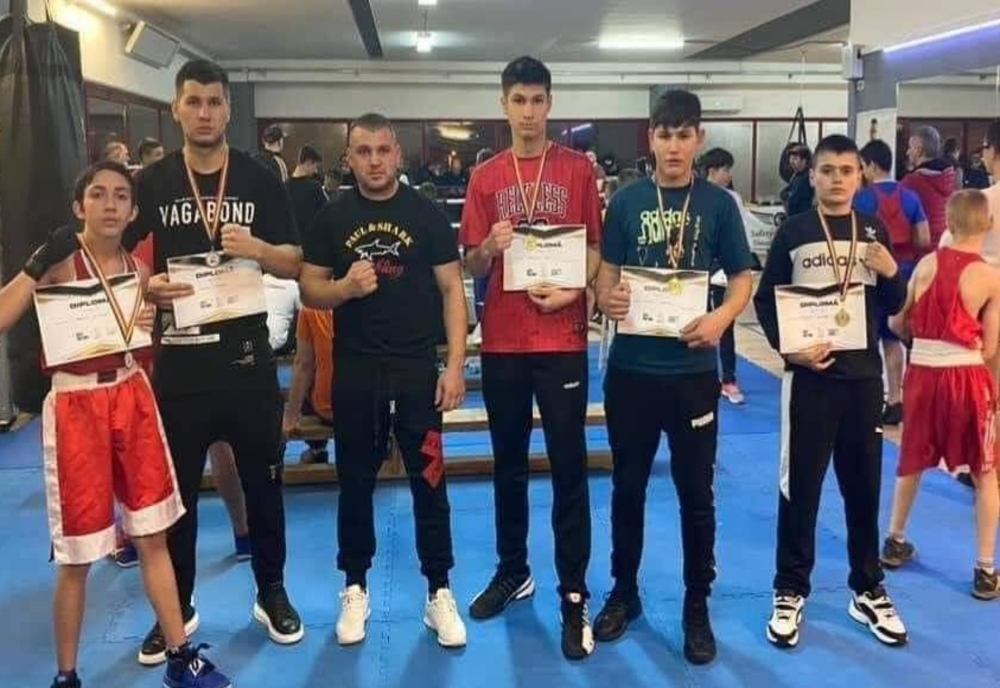 Aladin Georgescu îi felicită pe tinerii de la Club Drobeta