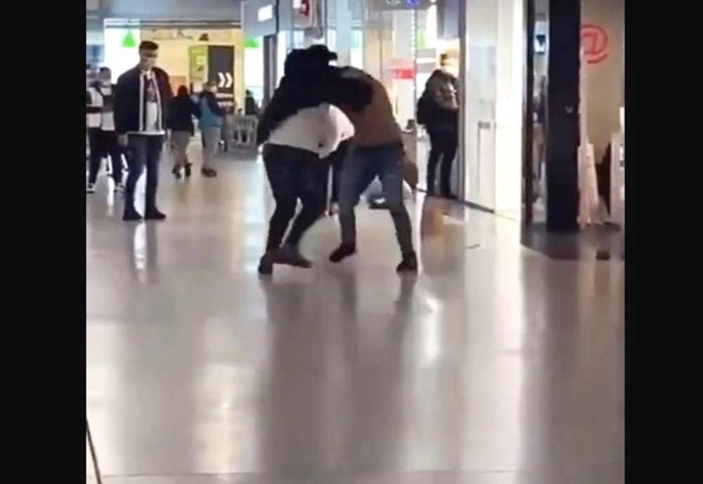 VIDEO. Bătaie generală în mall-ul din Craiova. Patru tineri, identificaţi de poliţişti