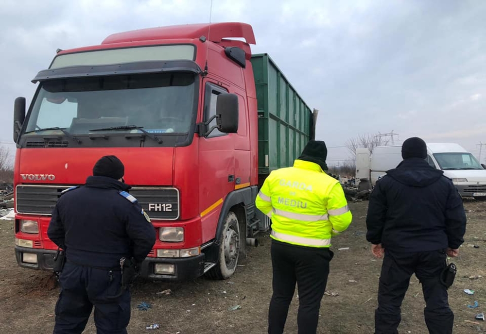 Camion confiscat de Garda de Mediu în Sintești pentru depozitarea ilegală de deșeuri amestecate
