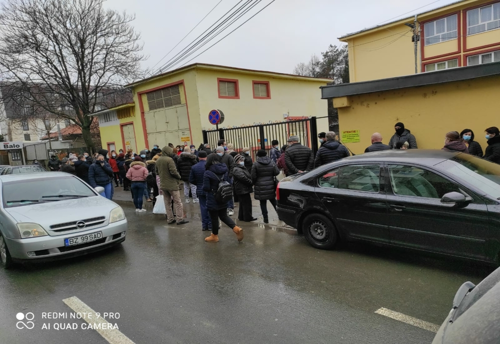 Buluceală de părinți și bunici în fața școlii nr. 11 din Buzău