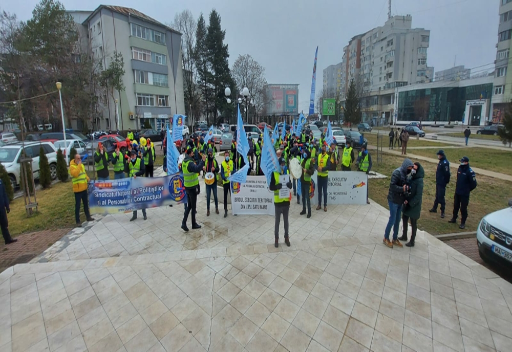 VIDEO. Un nou protest al poliţiştilor, la Prefectura Olt. Au fost susţinuţi şi de sindicatele de pe platforma industrală a Slatinei