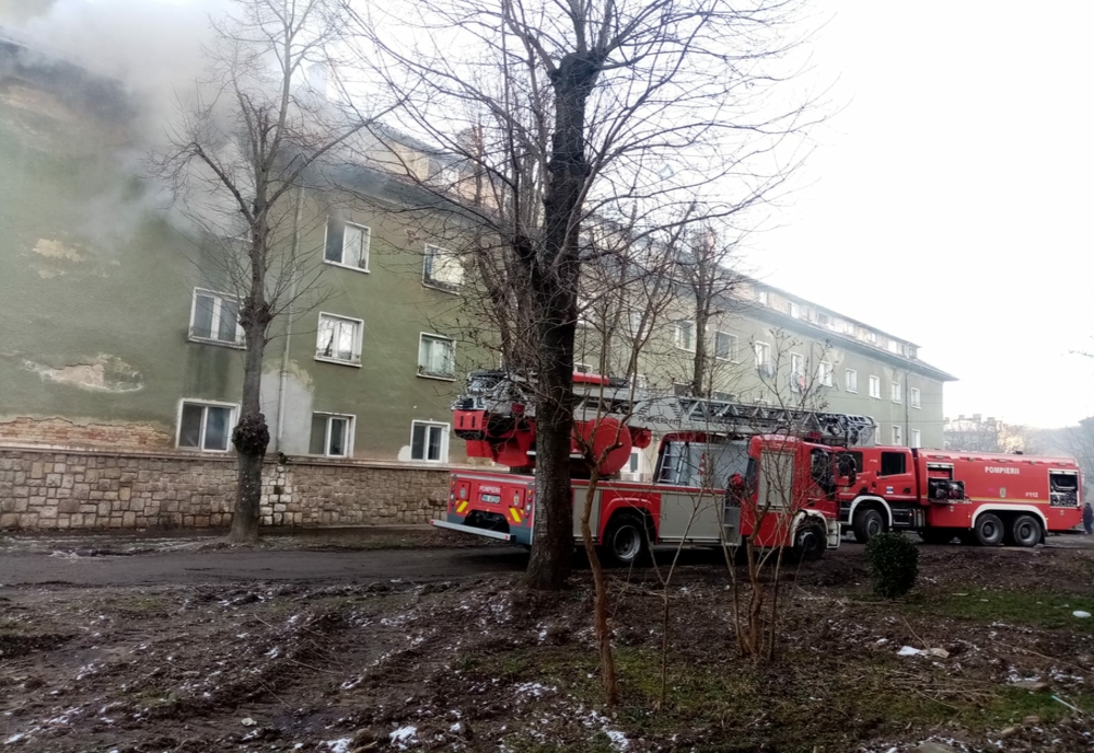 Zeci de oameni evacuați și o persoană transportată la spital, după un incendiu, la Reșița