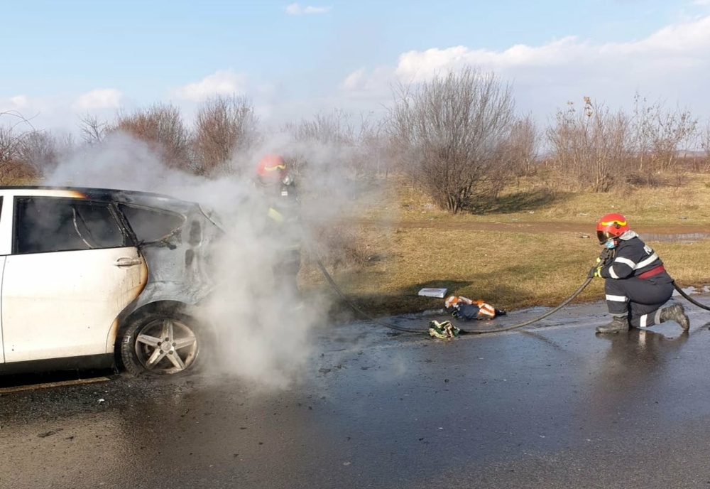 Un autoturism a luat foc pe o stradă din Târgoviște