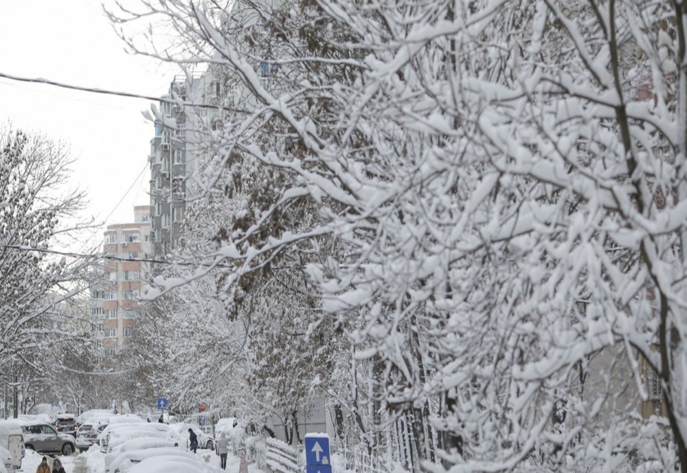 Sunt semnalate ninsori și se circulă în condiții de iarnă pe mai multe artere rutiere ale țării