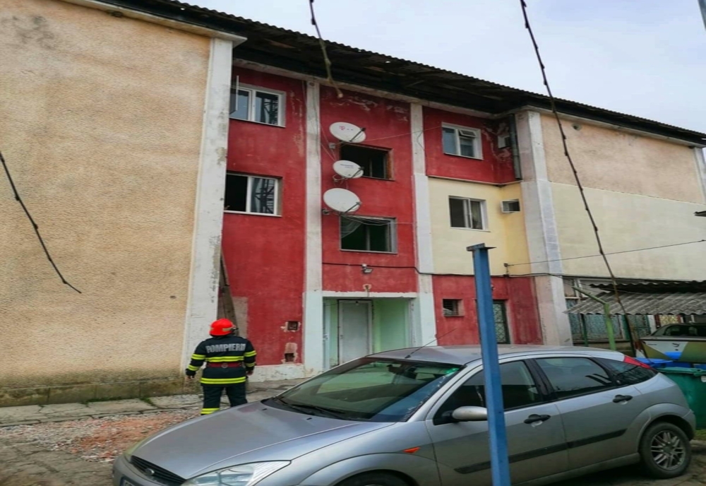 Incendiu într-un bloc din Comana. Două persoane au fost intoxicate cu fum